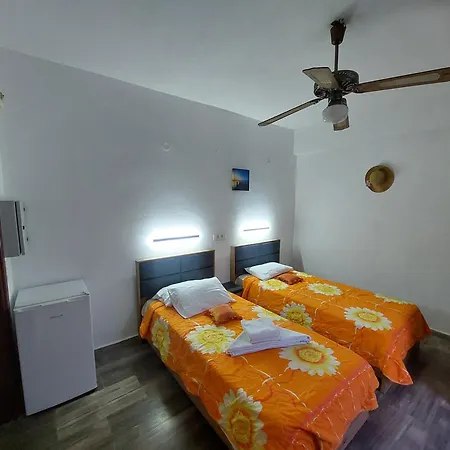Evelina Pension: Diverse Near Black Guest house