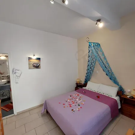 Evelina Pension: Diverse Near Black Perissa (Santorini)